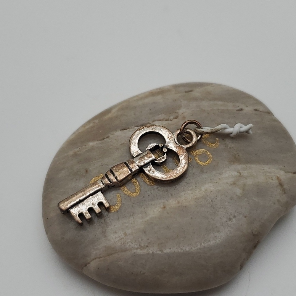 Old estate key necklace pendant‎